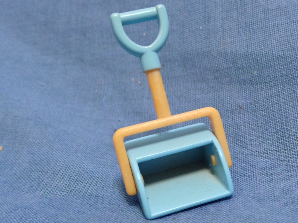 Sylvanian dust pan